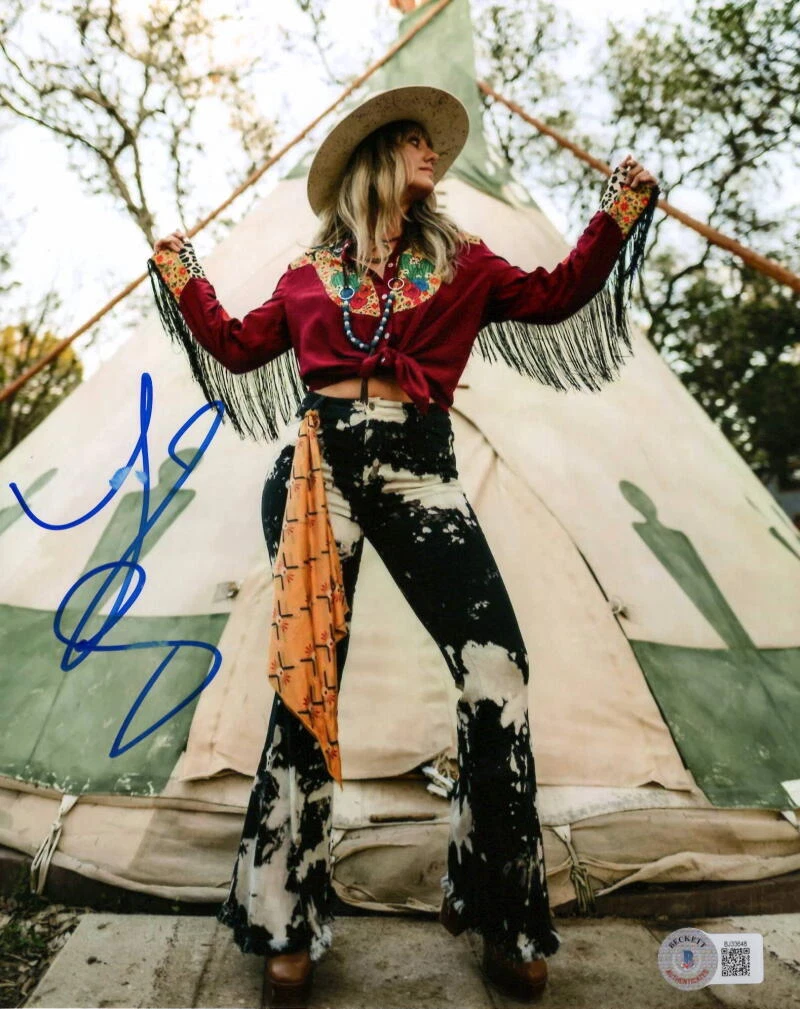 Lainey Wilson Signed Autograph 8x10 Photo - Sexy Country Music Star Beckett COA
