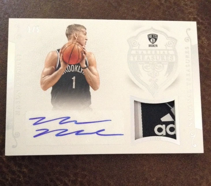 2014-15 NATIONAL TREASURES MASON PLUMLEE ADIDAS TAG PATCH AUTO 1/5 NETS
