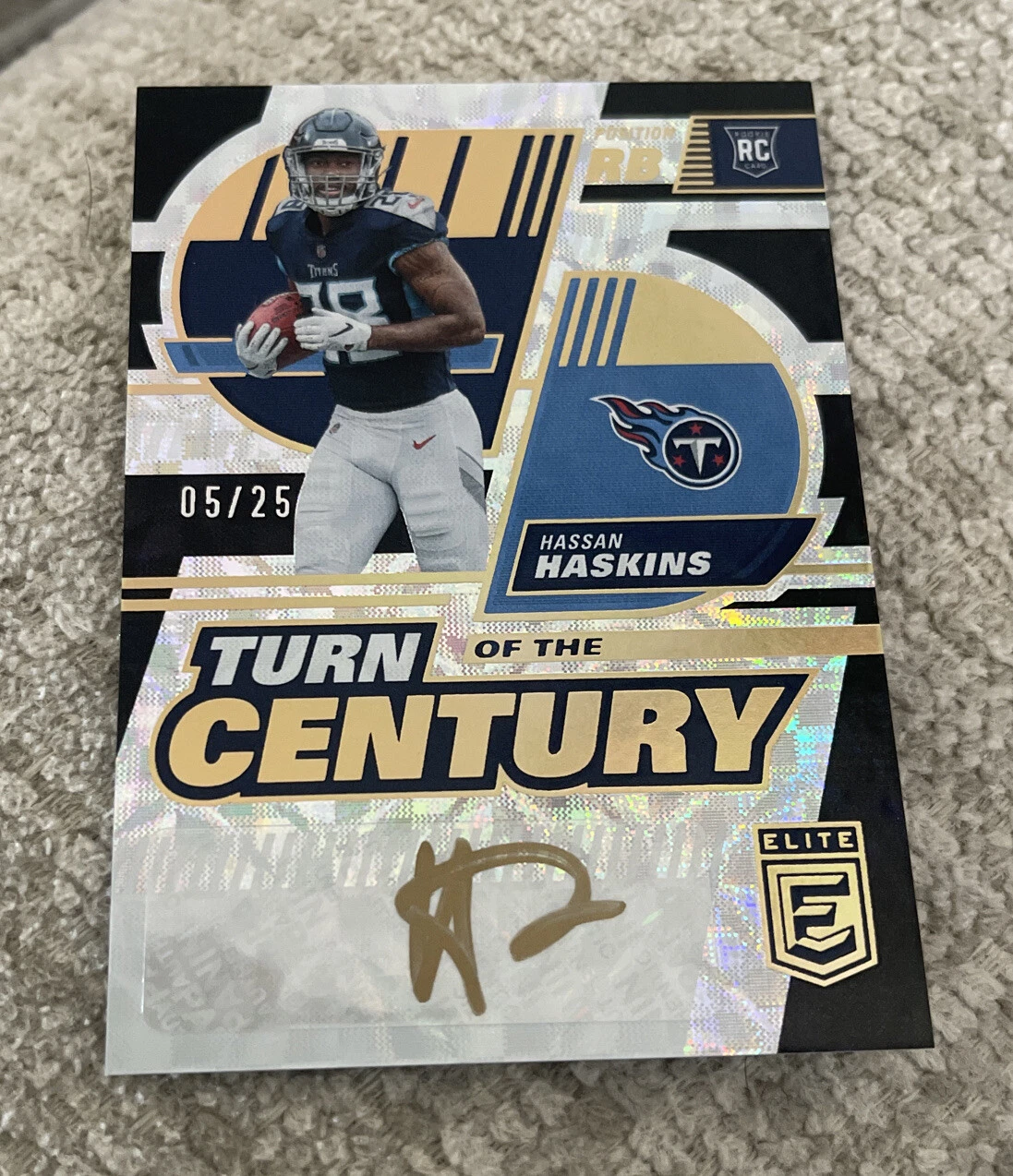 Hassan Haskins 2022 PANINI ELITE TURN OF THE CENTURY FOTL Gold AUTO 16/25 TITANS

