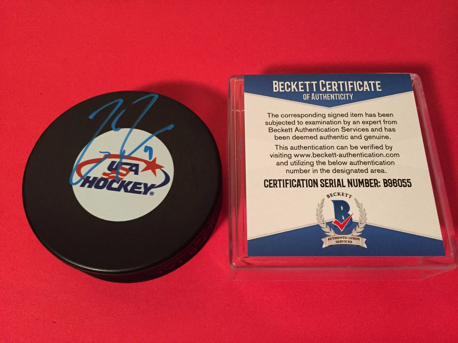 ZACH PARISE USA WILD SIGNED PUCK AUTO BECKETT BAS COA COLLECTIBLE MEMORABILIA