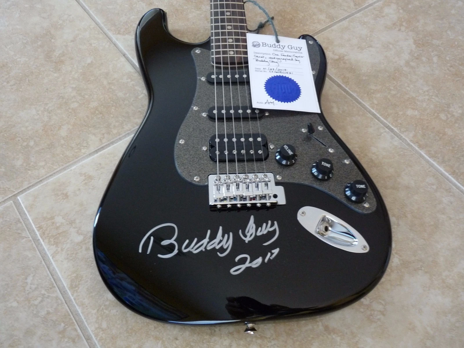 BUDDY GUY SIGNED AUTOGRAPHED BLACK SQUIER STRAT ELECTRIC GUITAR W/ BUDDY GUY COA COLLECTIBLE MEMORABILIA