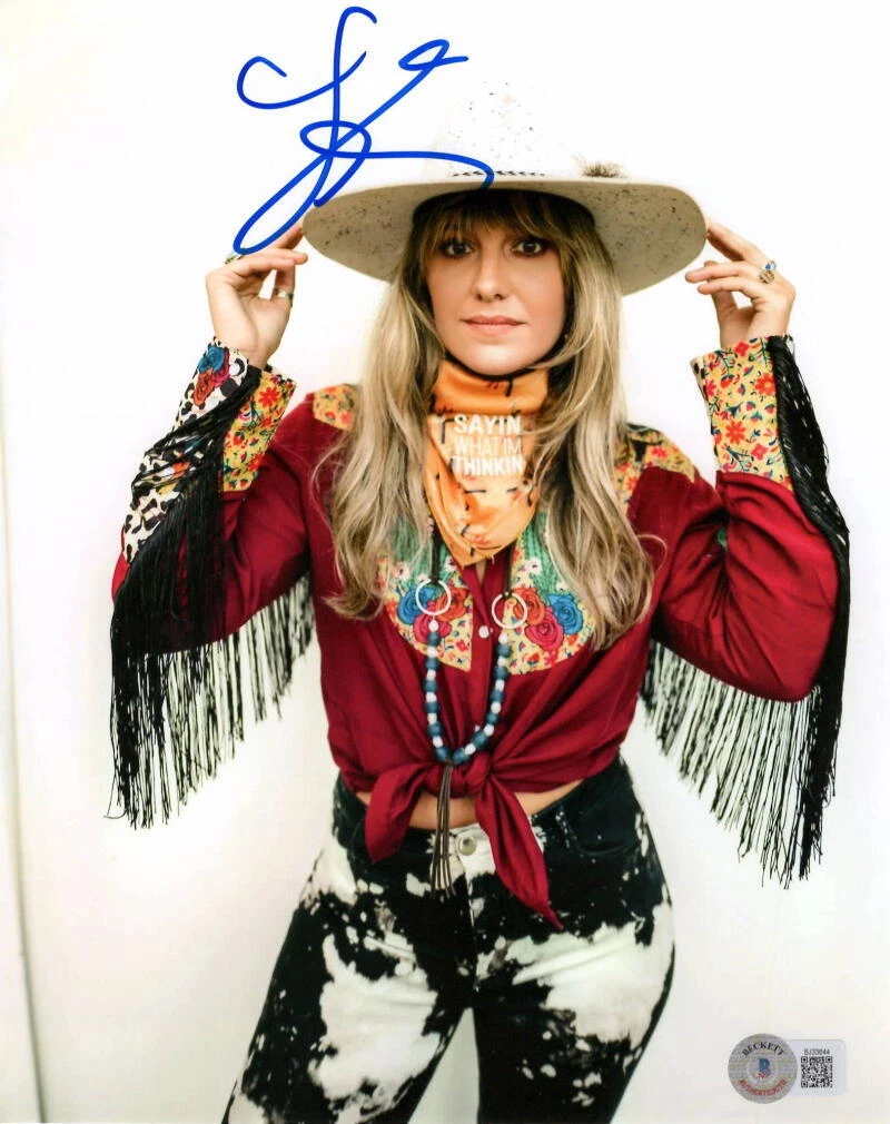 Lainey Wilson Signed Autograph 8x10 Photo - Country Music Beauty w/ Beckett COA
