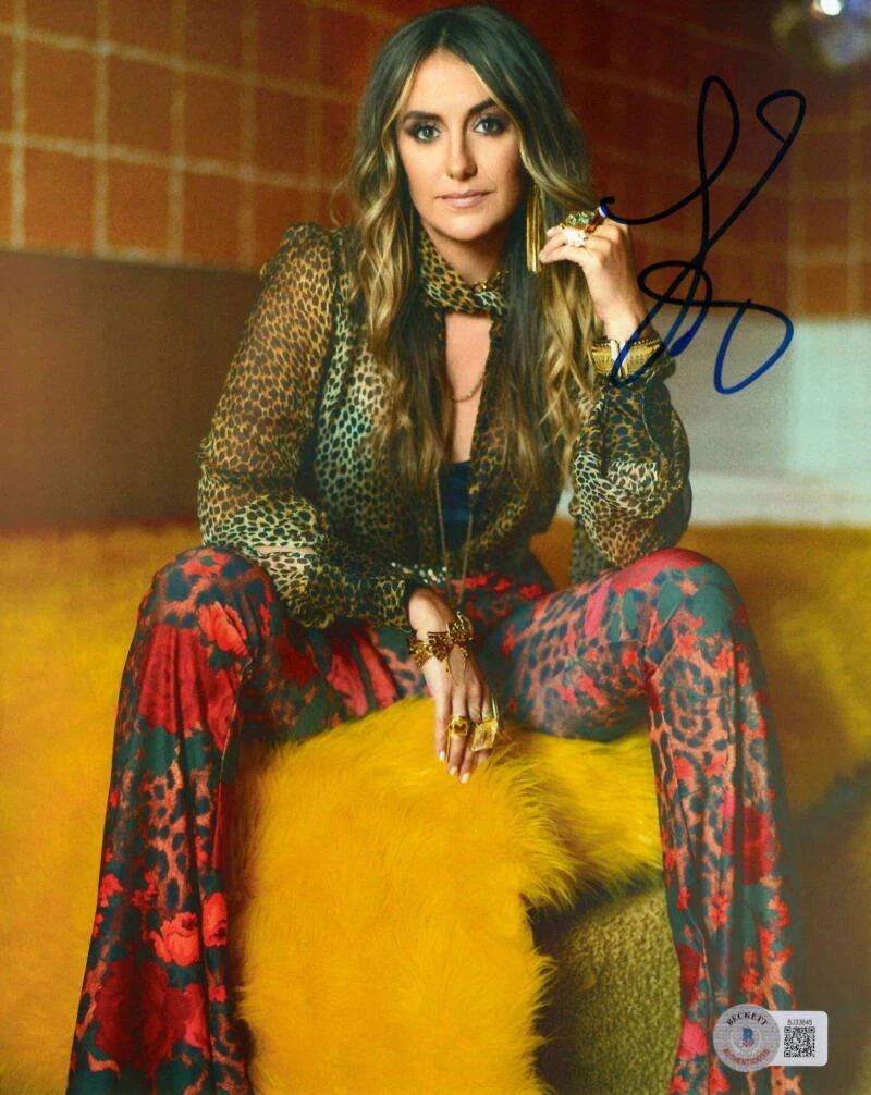 Lainey Wilson Signed Autograph 8x10 Photo - Country Music Star w/ Beckett COA
