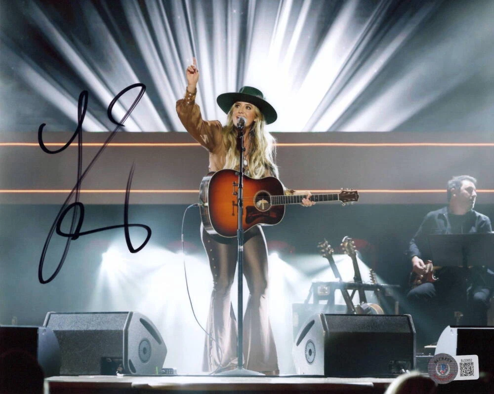 Lainey Wilson Signed Autograph 8x10 Photo - Thicc as Thieves Stunner w/ Beckett
