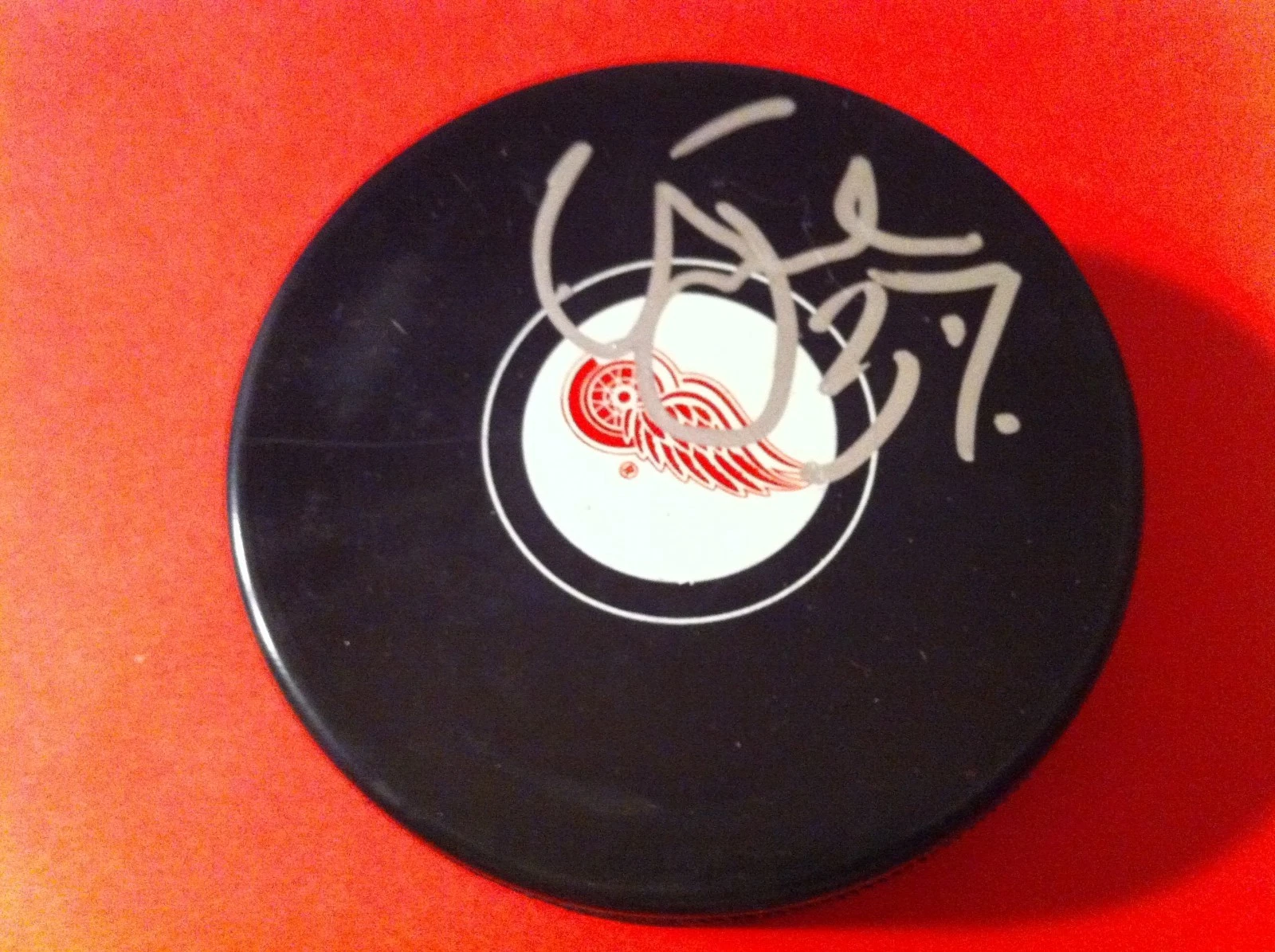 Mikael Samuelsson Red Wings Signed Auto Puck w/ Holder
