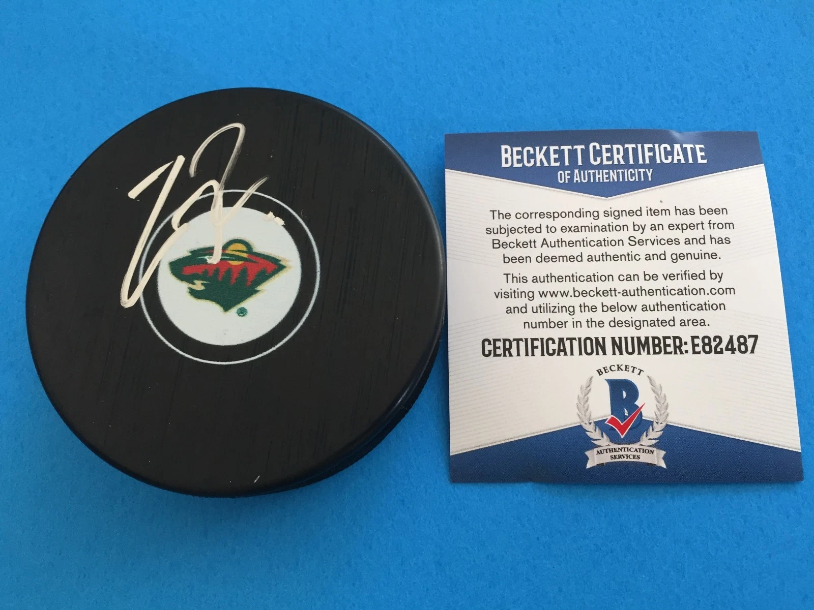ZACH PARISE MINNESOTA WILD HOF SIGNED PUCK AUTO BECKETT BAS COA COLLECTIBLE MEMORABILIA