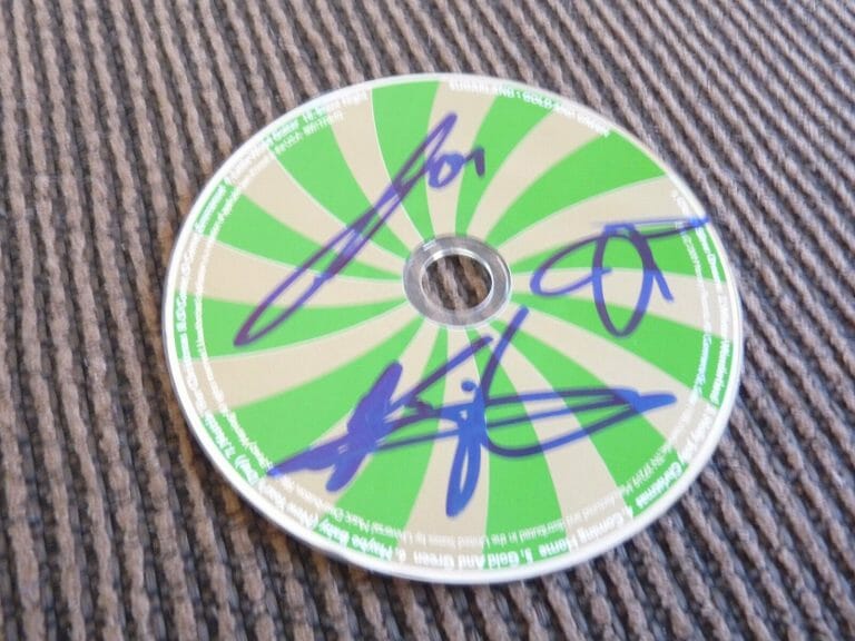 KRISTIAN JENNIFER & SUGARLAND GOLD & GREEN AUTOGRAPHED SIGNED CD GUARANTEED
 COLLECTIBLE MEMORABILIA