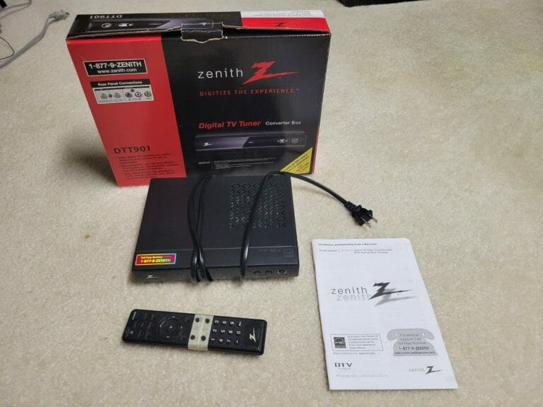 ZENITH DIGITAL TV TUNER CONVERTER BOX DTT901 WITH REMOTE USED MANUAL
 COLLECTIBLE MEMORABILIA