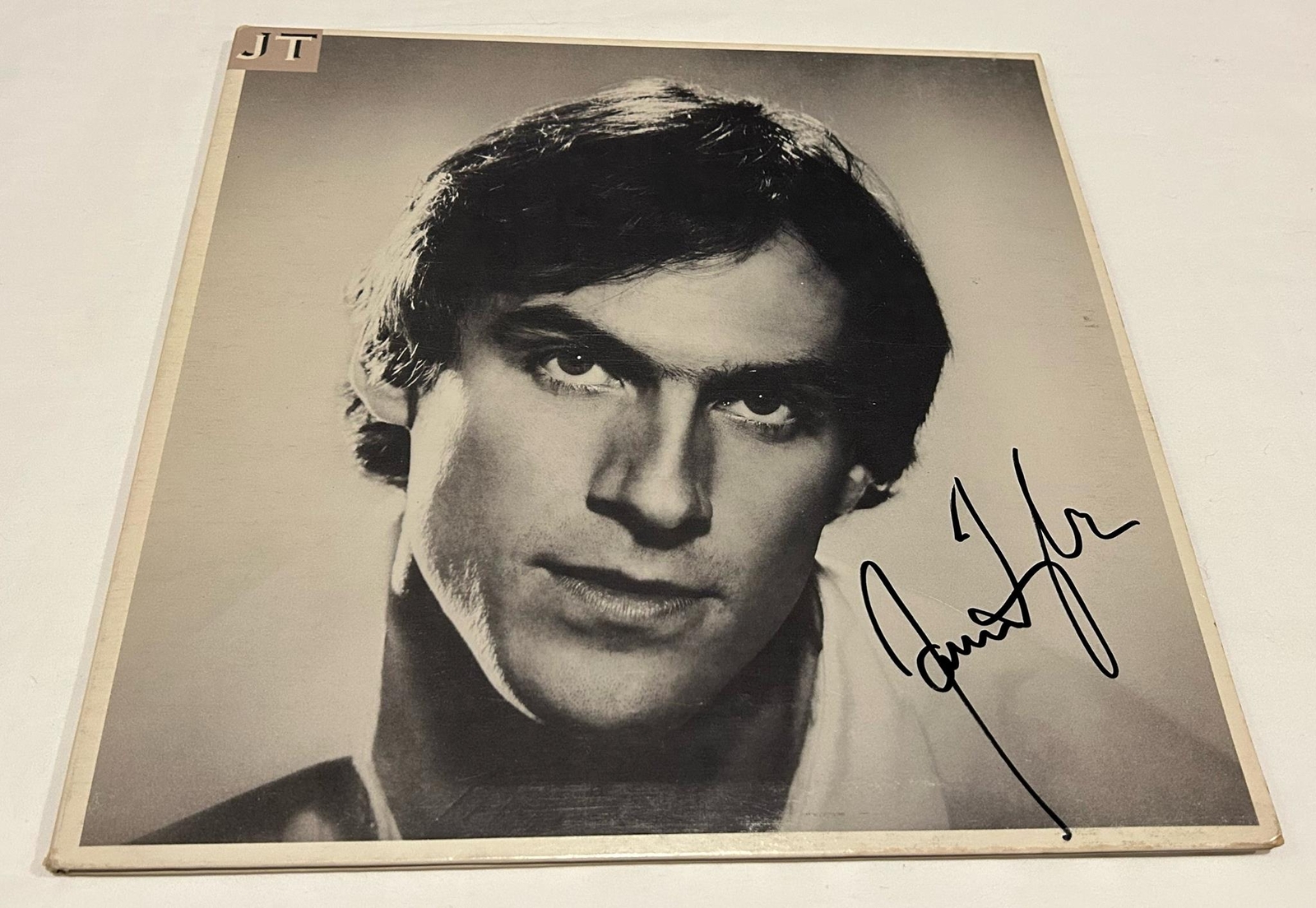 JAMES TAYLOR SIGNED JT VINYL RECORD JSA
