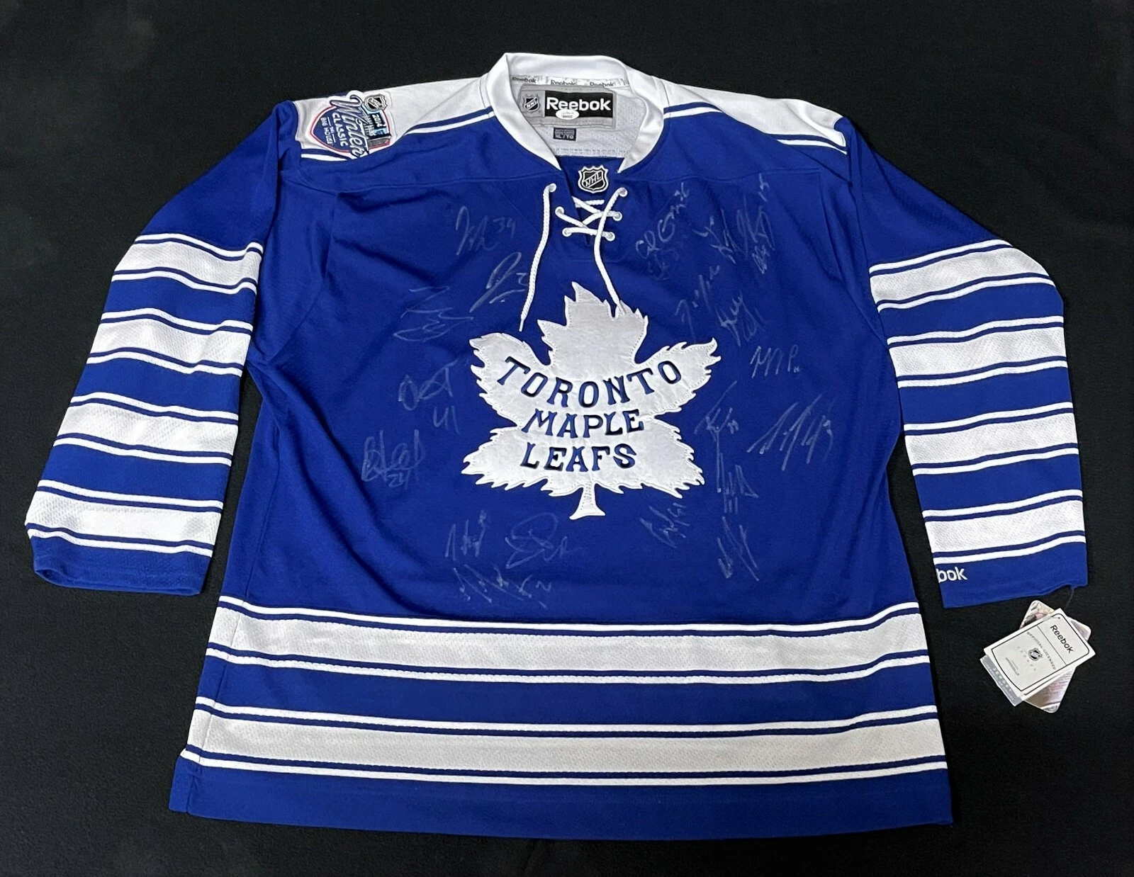 2013/14 Toronto Maple Leafs Team Signed Winter Classic Jersey JSA COA
