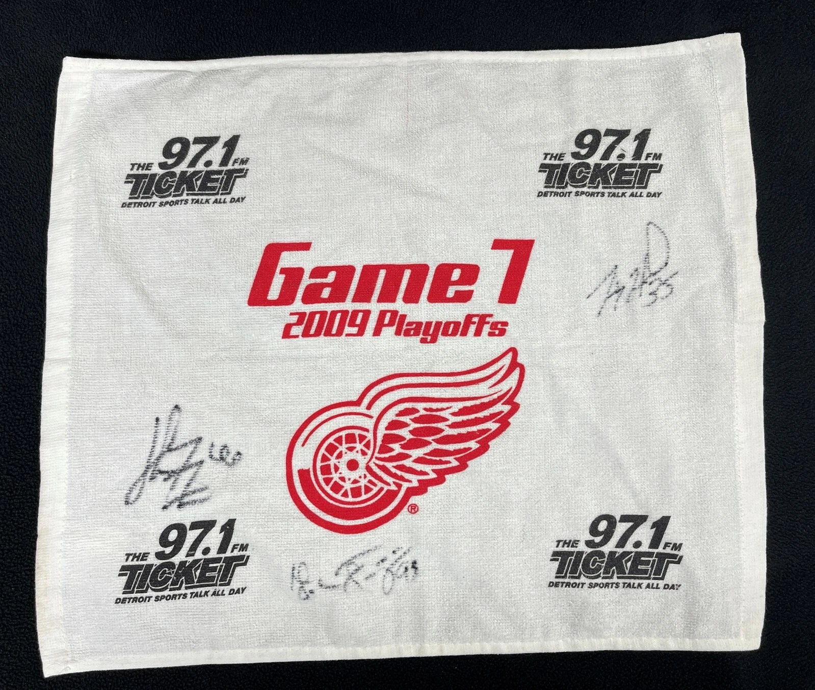 Henrik Zetterberg Johan Franzen Jimmy Howard Signed Red Wings Rally Towel JSA
