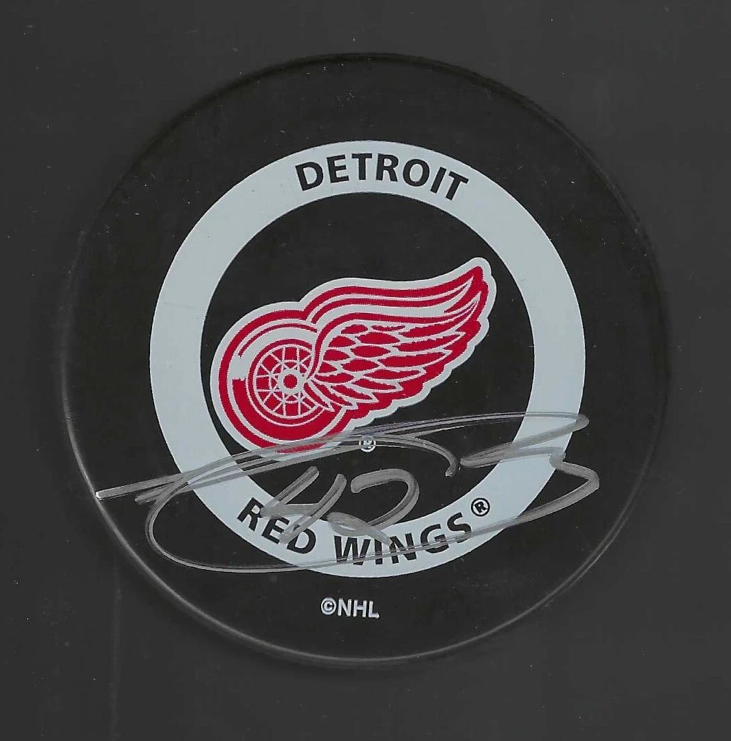 Sean Avery Signed Detroit Red Wings Official Game Puck Beckett COA
