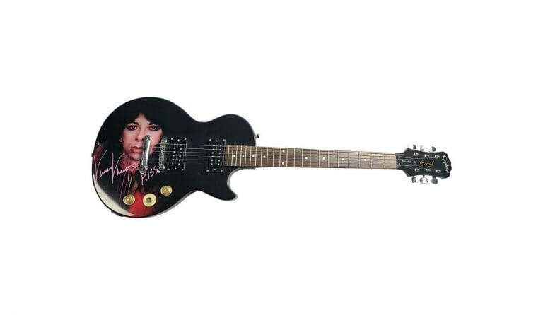 KISS VINNIE VINCENT AUTOGRAPHED CUSTOM PHOTO GIBSON EPIPHONE SPECIAL II GUITAR
 COLLECTIBLE MEMORABILIA