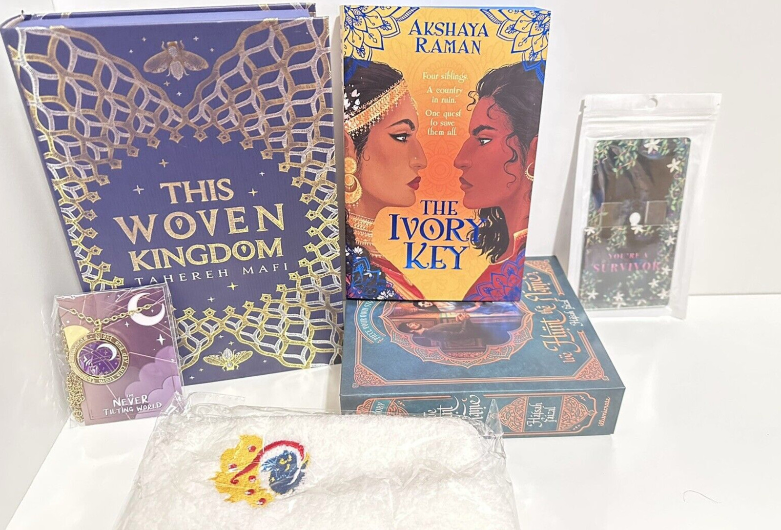 ILLUMICRATE ROYAL SECRETS THIS WOVEN KINGDOM TAHEREH MAFI SIGNED + FULL BOX COLLECTIBLE MEMORABILIA
