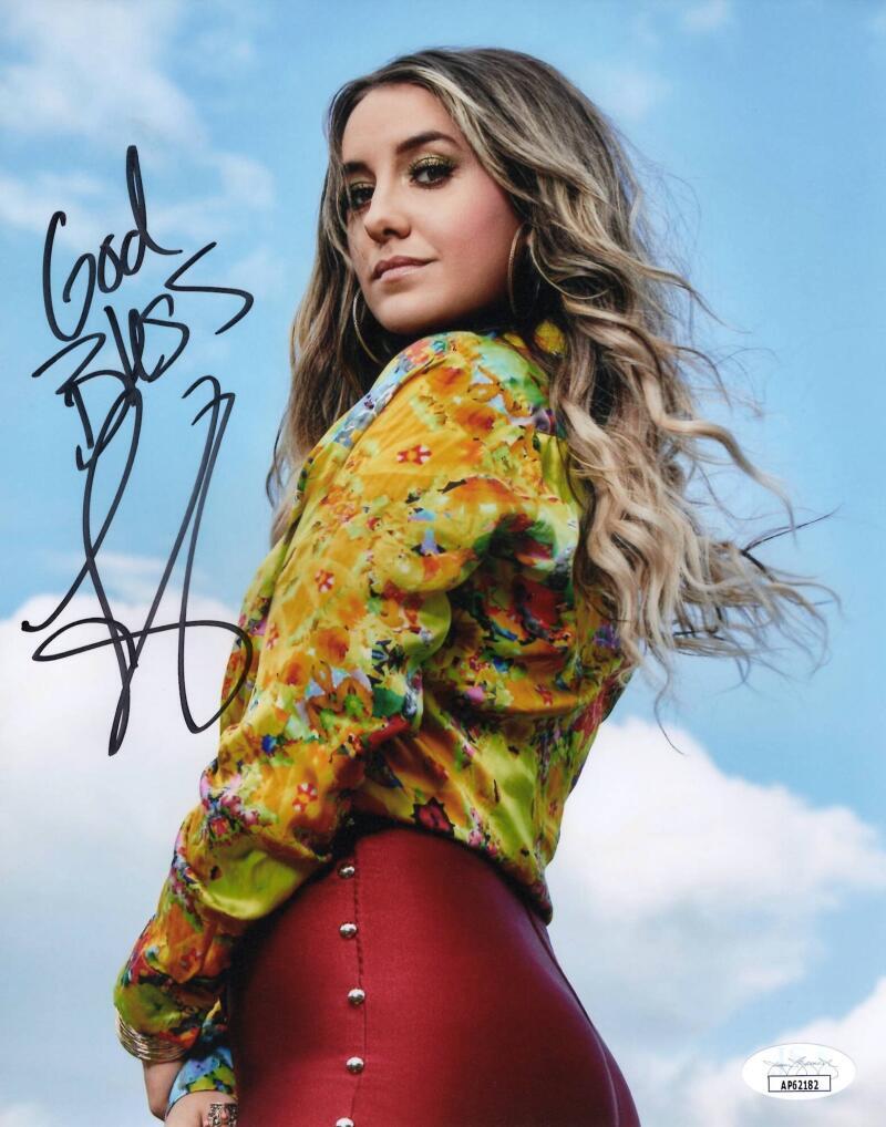 Lainey Wilson Signed Autograph 8x10 Photo w/ JSA COA - Sexy Country Music Star