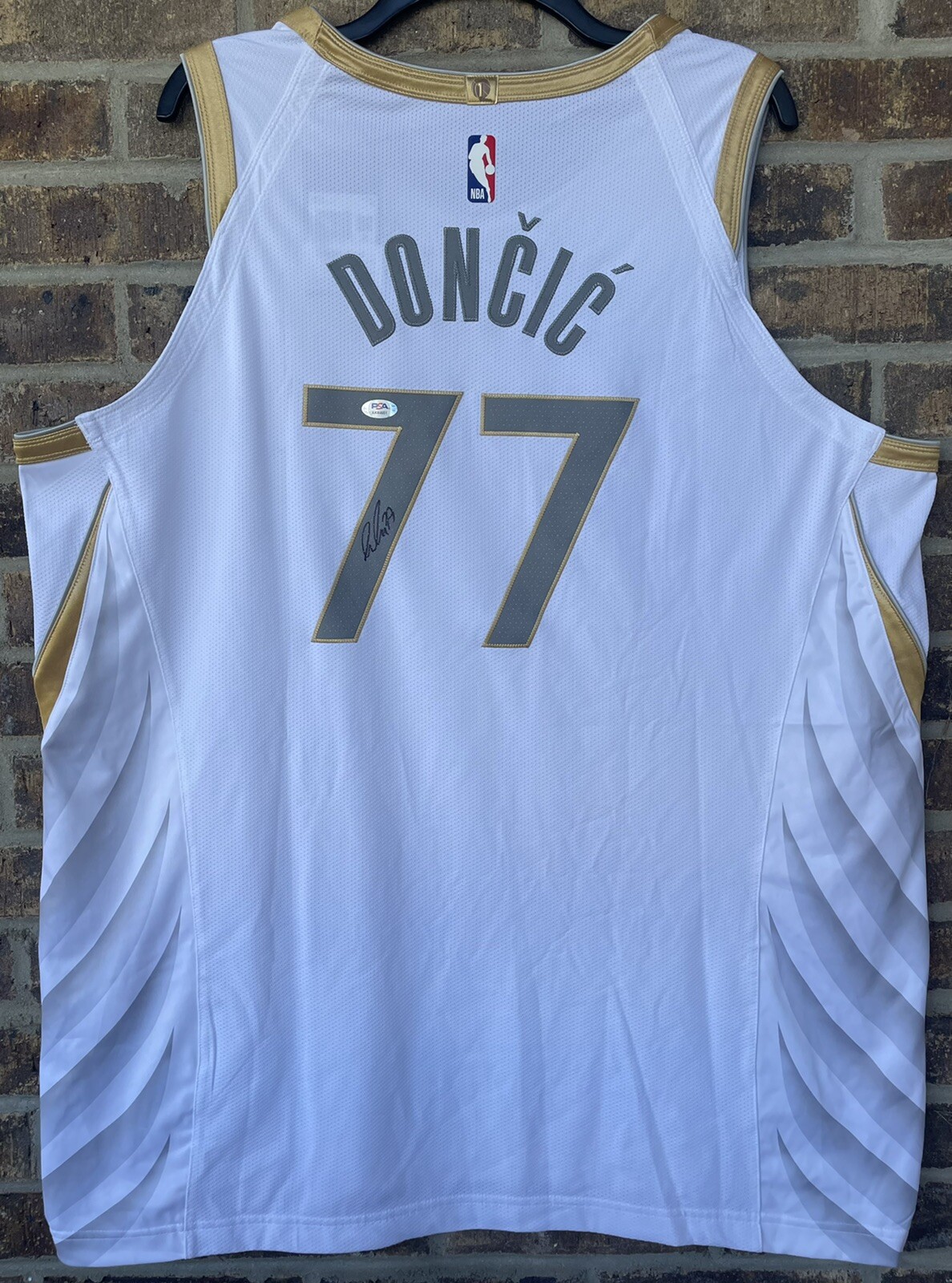 PSA/DNA LUKA DONCIC SIGNED DALLAS NIKE VAPORKNIT BASKETBALL JERSEY ROOKIE AUTO
