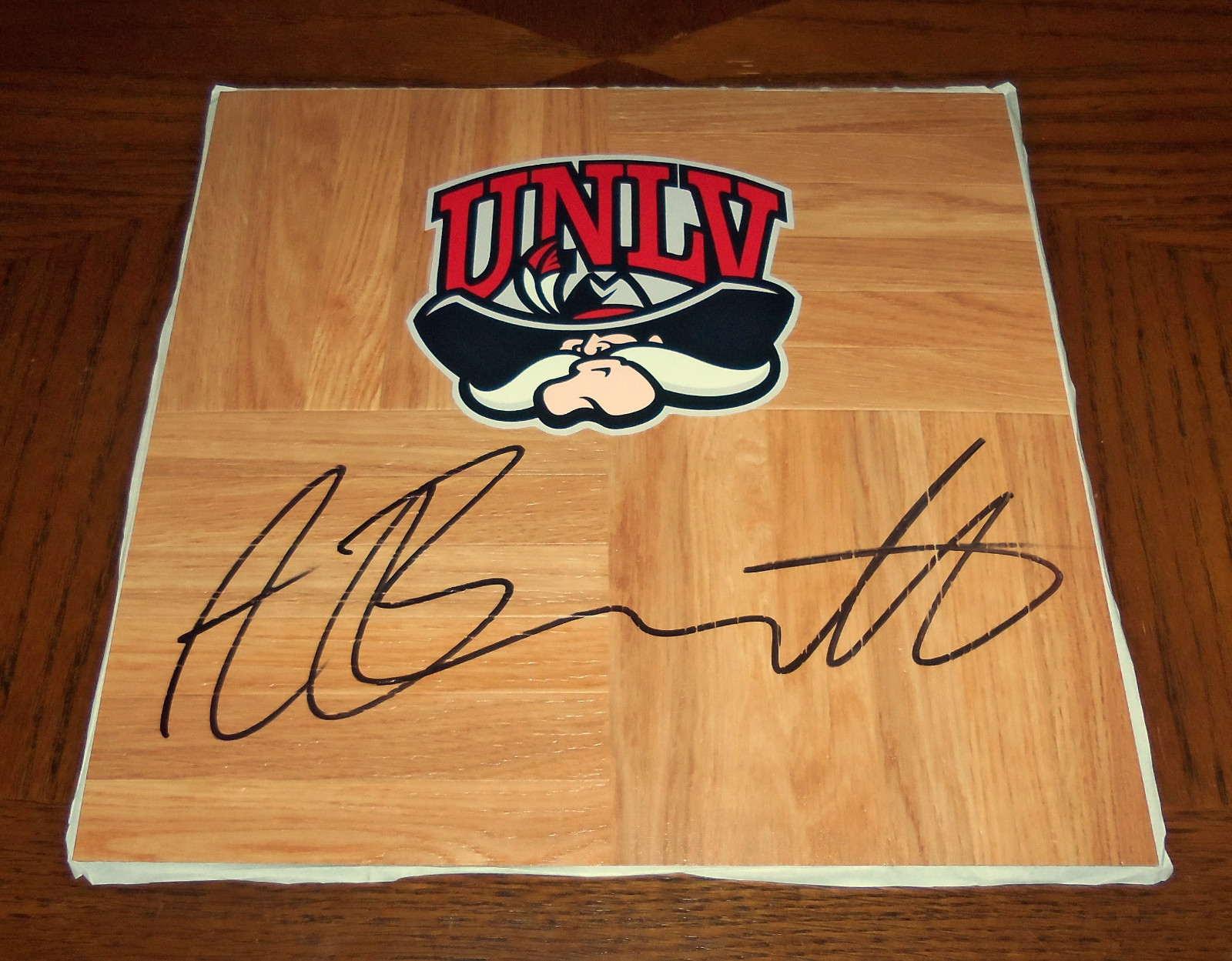 UNLV REBELS ANTHONY BENNETT SIGNED AUTOGRAPHED BASKETBALL FLOOR! PROOF! COLLECTIBLE MEMORABILIA
