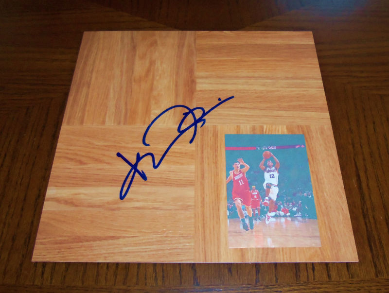 UCONN KEVIN OLLIE SIGNED BASKETBALL FLOOR COA! COLLECTIBLE MEMORABILIA