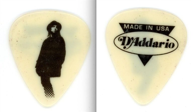 JOE SATRIANI 1995 TOUR BLACK ON WHITE GUITAR PICK VERY RARE COLLECTIBLE MEMORABILIA