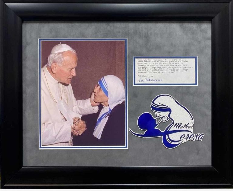 SAINT MOTHER TERESA SIGNED AUTOGRAPH WITH PHOTO DISPLAY POPE JOHN PAUL II JSA COLLECTIBLE MEMORABILIA