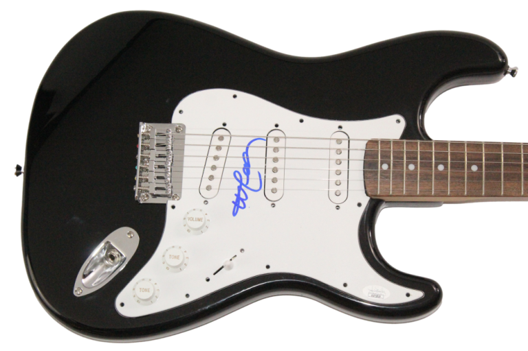 WILLIE NELSON SIGNED AUTOGRAPH FULL SIZE BLACK FENDER ELECTRIC GUITAR W/ JSA COA COLLECTIBLE MEMORABILIA