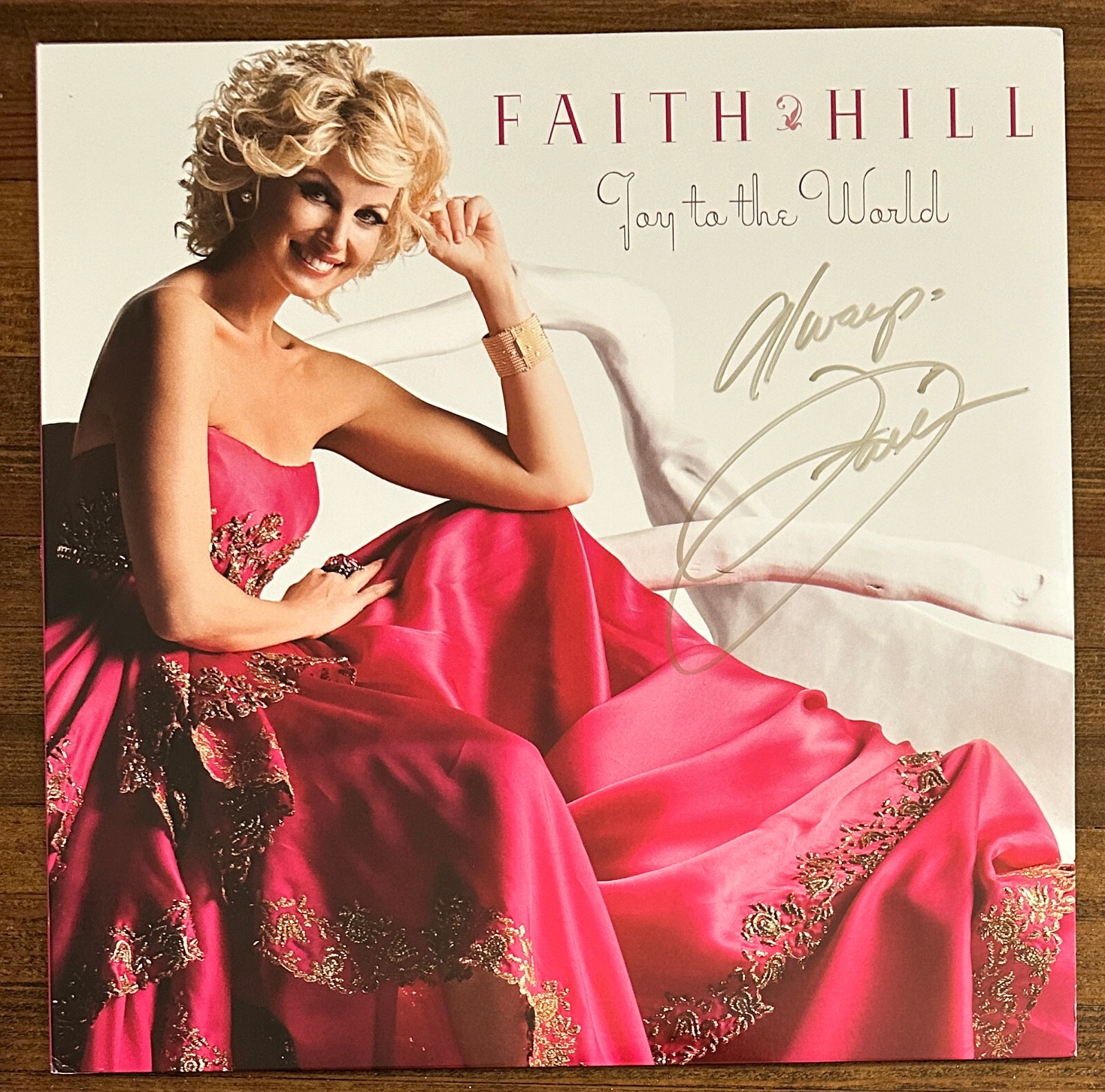 AUTOGRAPHED FAITH HILL JOY TO THE WORLD CHRISTMAS PINK VINYL LP SIGNED INHAND #1 COLLECTIBLE MEMORABILIA
