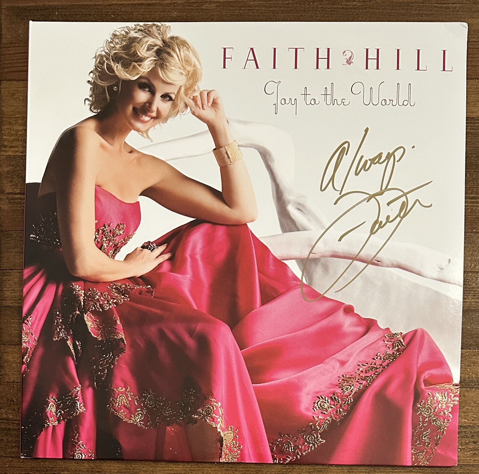 AUTOGRAPHED FAITH HILL JOY TO THE WORLD CHRISTMAS PINK VINYL LP SIGNED IN HAND COLLECTIBLE MEMORABILIA