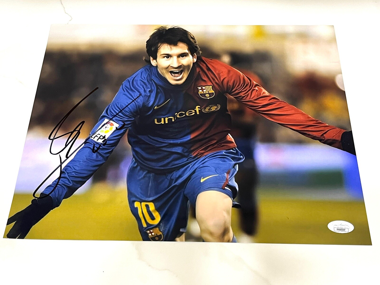 LIONEL MESSI HAND SIGNED 11x14 PHOTO WORLD CUP 2022 GOAT BECKETT BAS