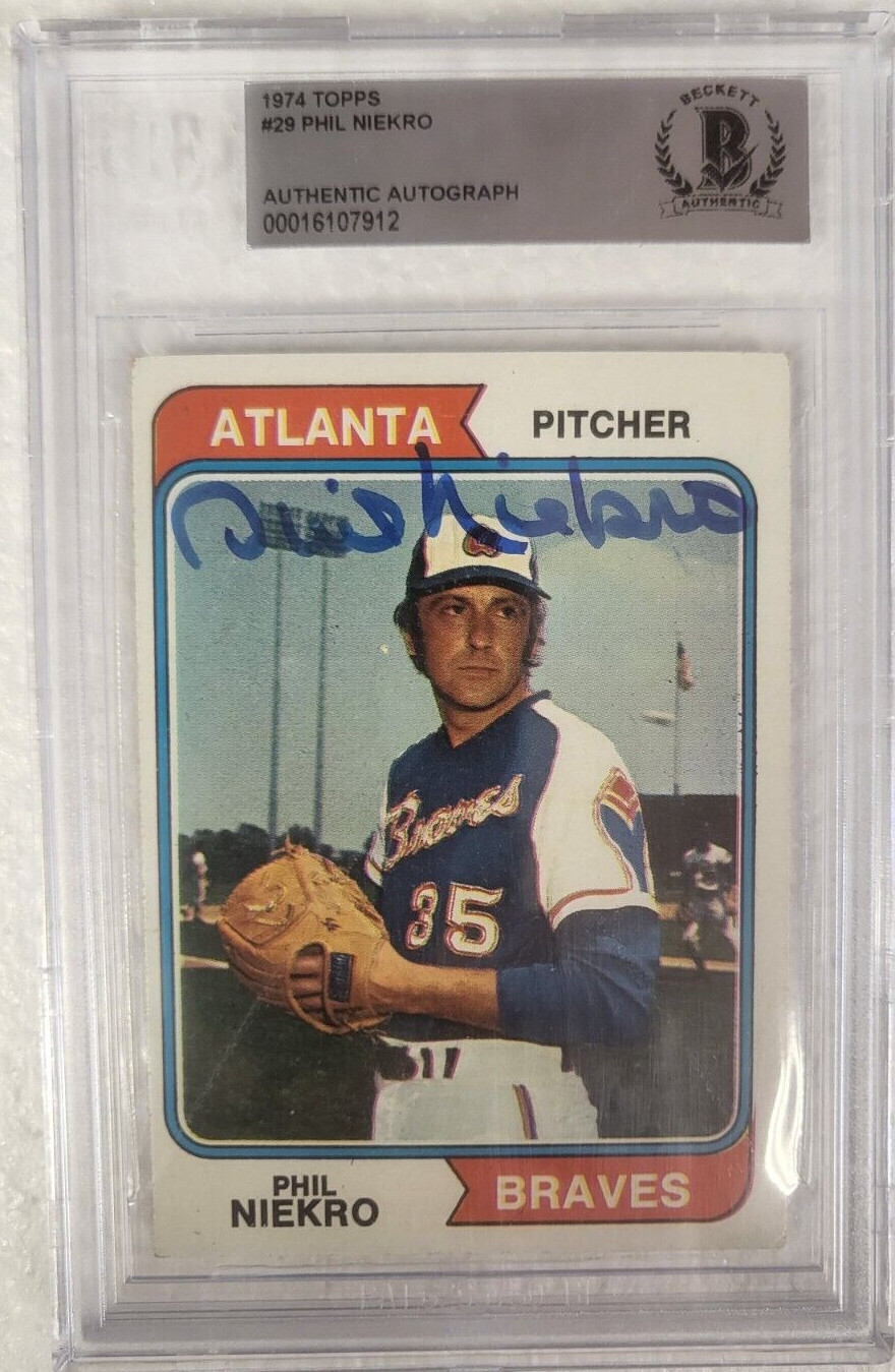 1974 TOPPS PHIL NIEKRO ATLANTA BRAVES SIGNED AUTOGRAPHED CARD #29 BECKETT