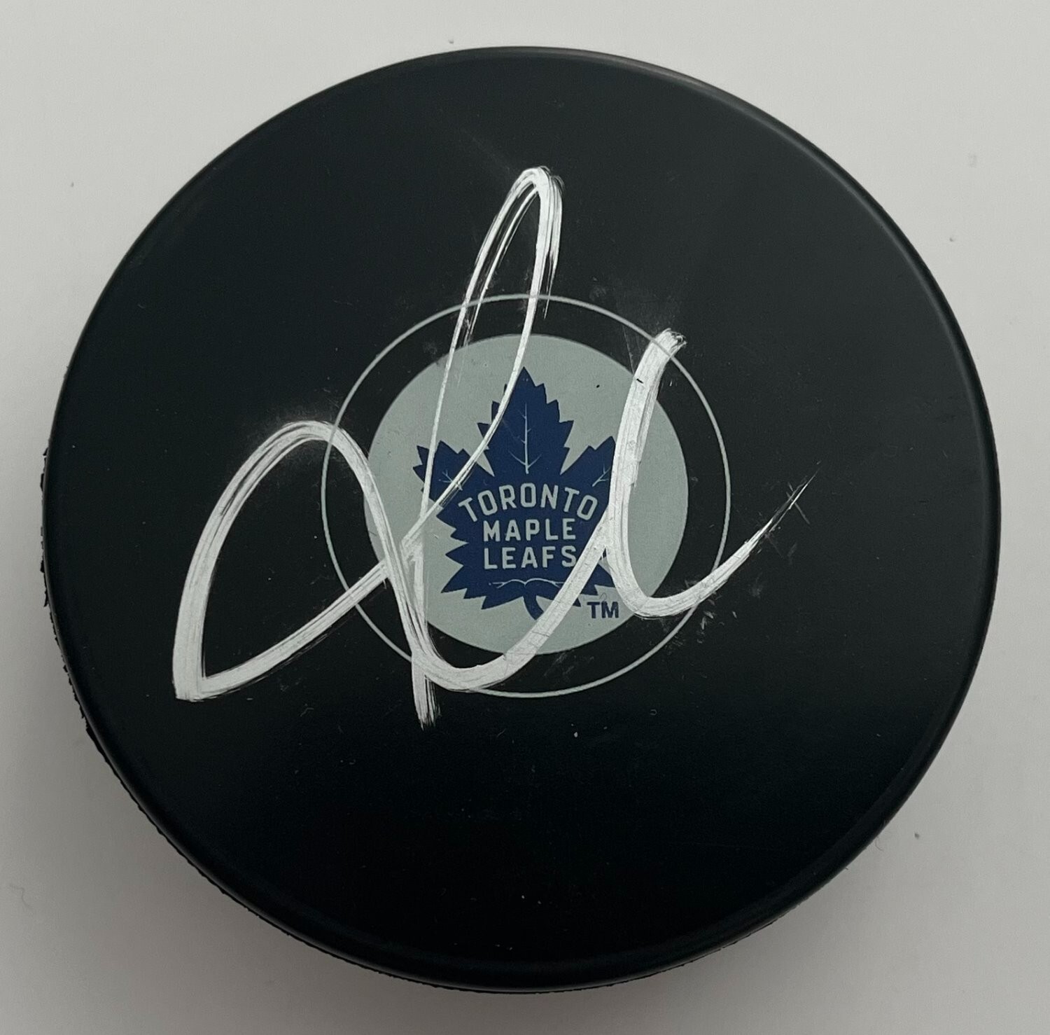 AUSTON MATTHEWS SIGNED TORONTO MAPLE LEAFS PUCK w/PROOF & BECKETT BAS COA