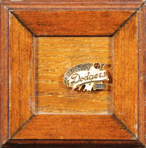 1988 LOS ANGELES DODGERS WORLD CHAMPIONS PIN W/ WOOD BASE UN-SIGNED COLLECTIBLE MEMORABILIA