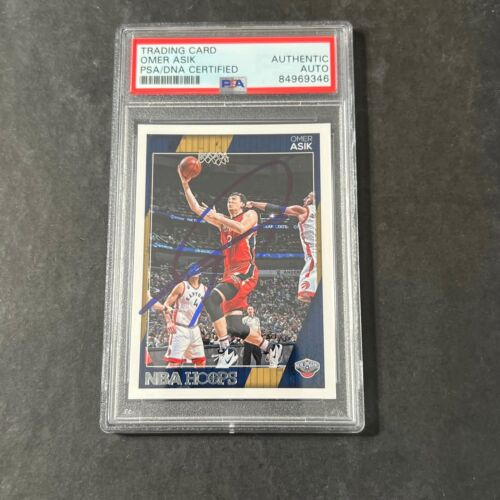 2016-17 PANINI HOOPS #222 OMER ASIK SIGNED CARD AUTO PSA/DNA SLABBED PELICANS COLLECTIBLE MEMORABILIA