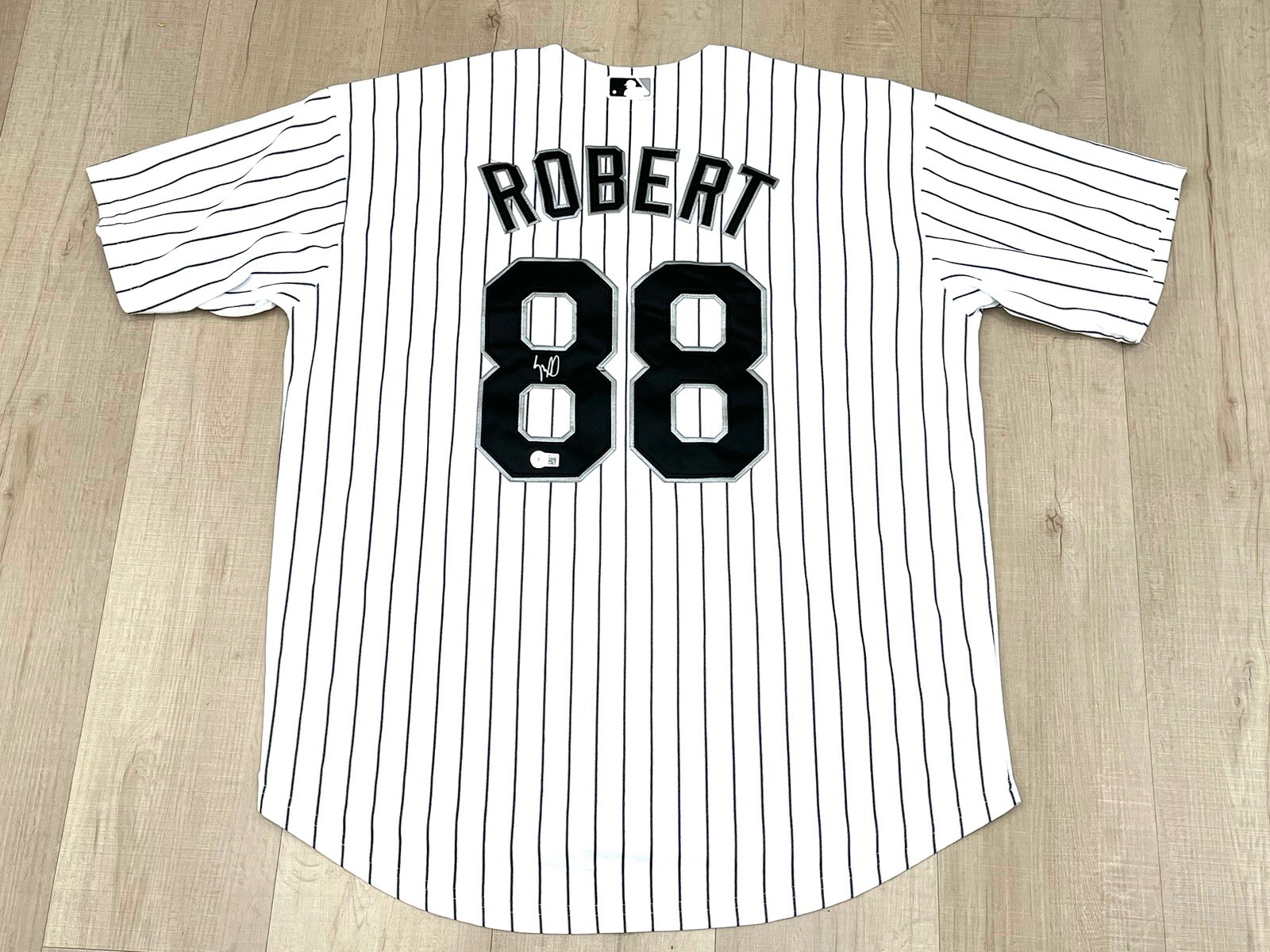 LUIS ROBERT HAND SIGNED CHICAGO WHITESOX JERSEY BECKETT CERT