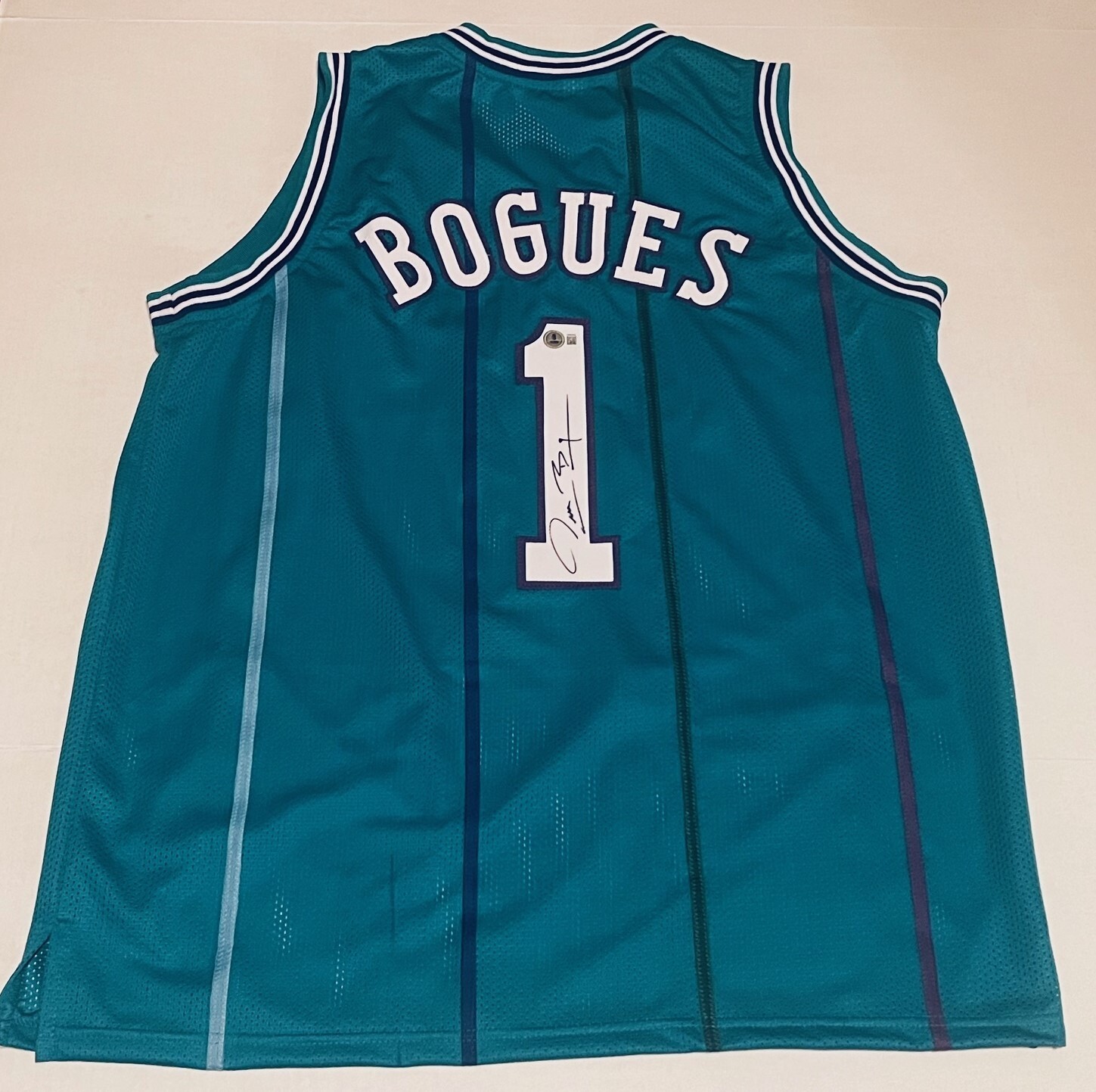 Muggsy Bogues Charlotte Hornets signed Custom jersey autographed Beckett Witness