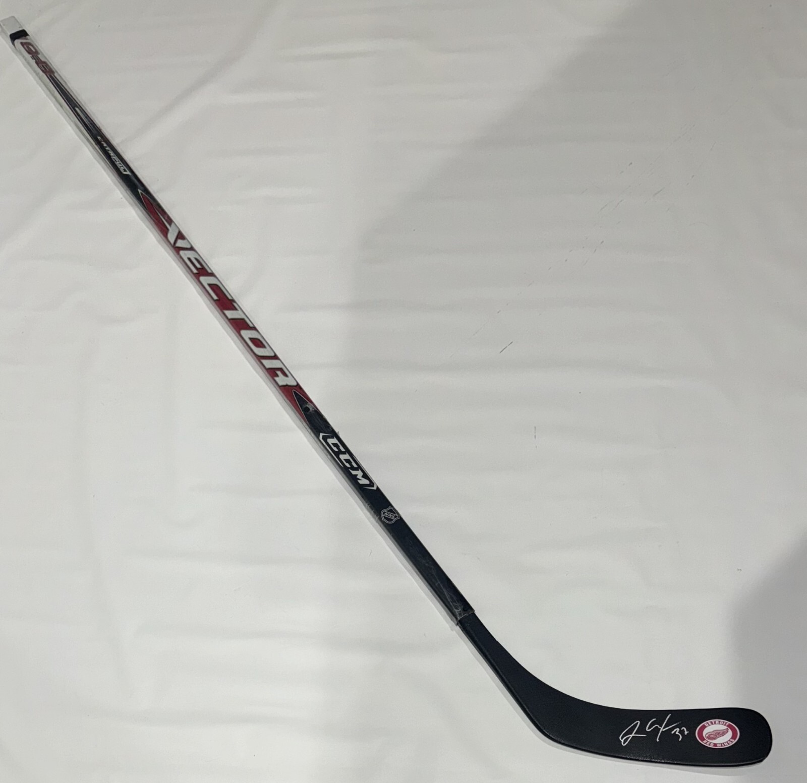 J.T. COMPHER SIGNEDFULL SIZE HOCKEY STICK DETROIT RED WINGS