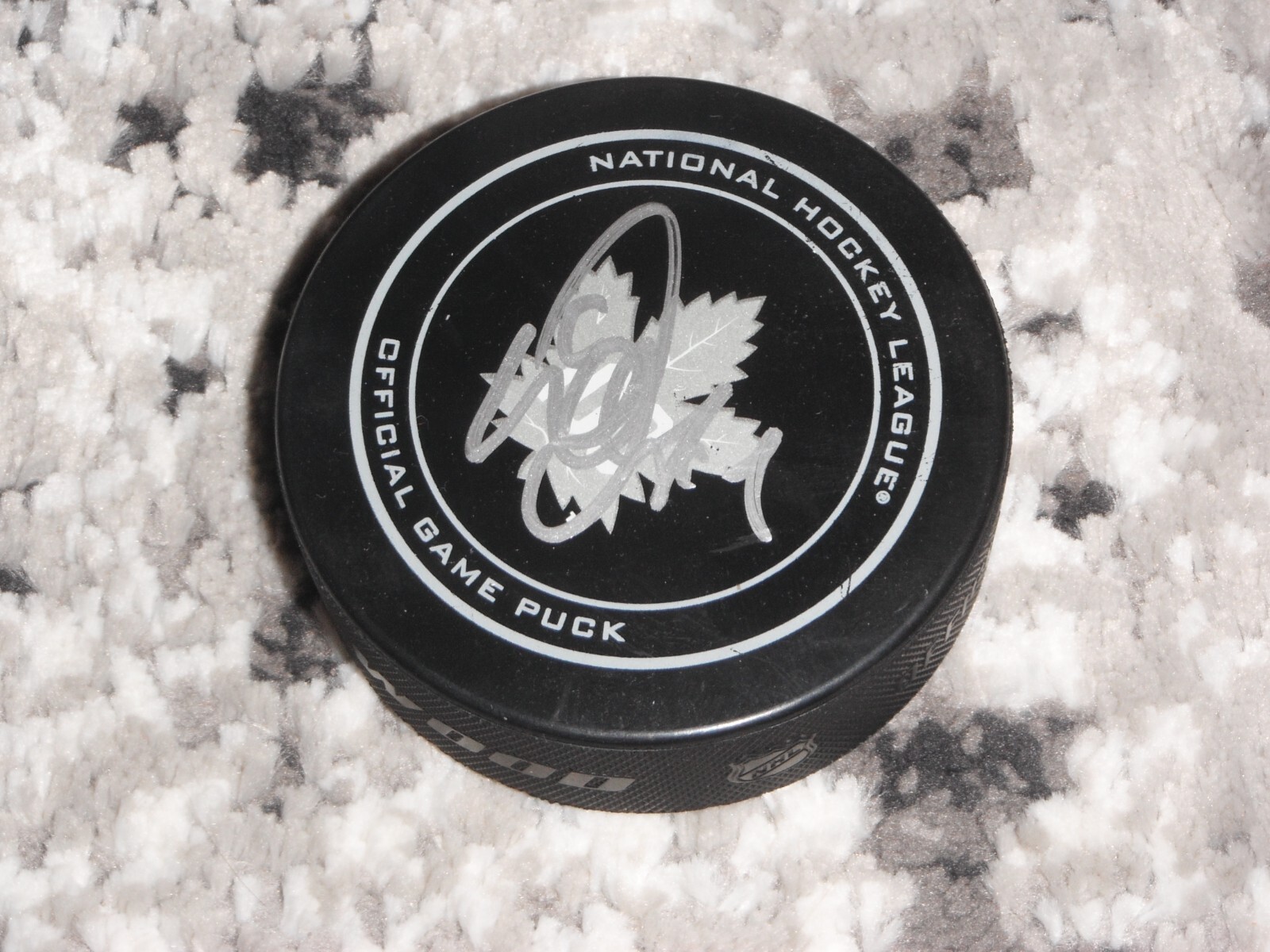 TORONTO MAPLE LEAFS DOUG GILMOUR SIGNED OFFICAL GAME PUCK