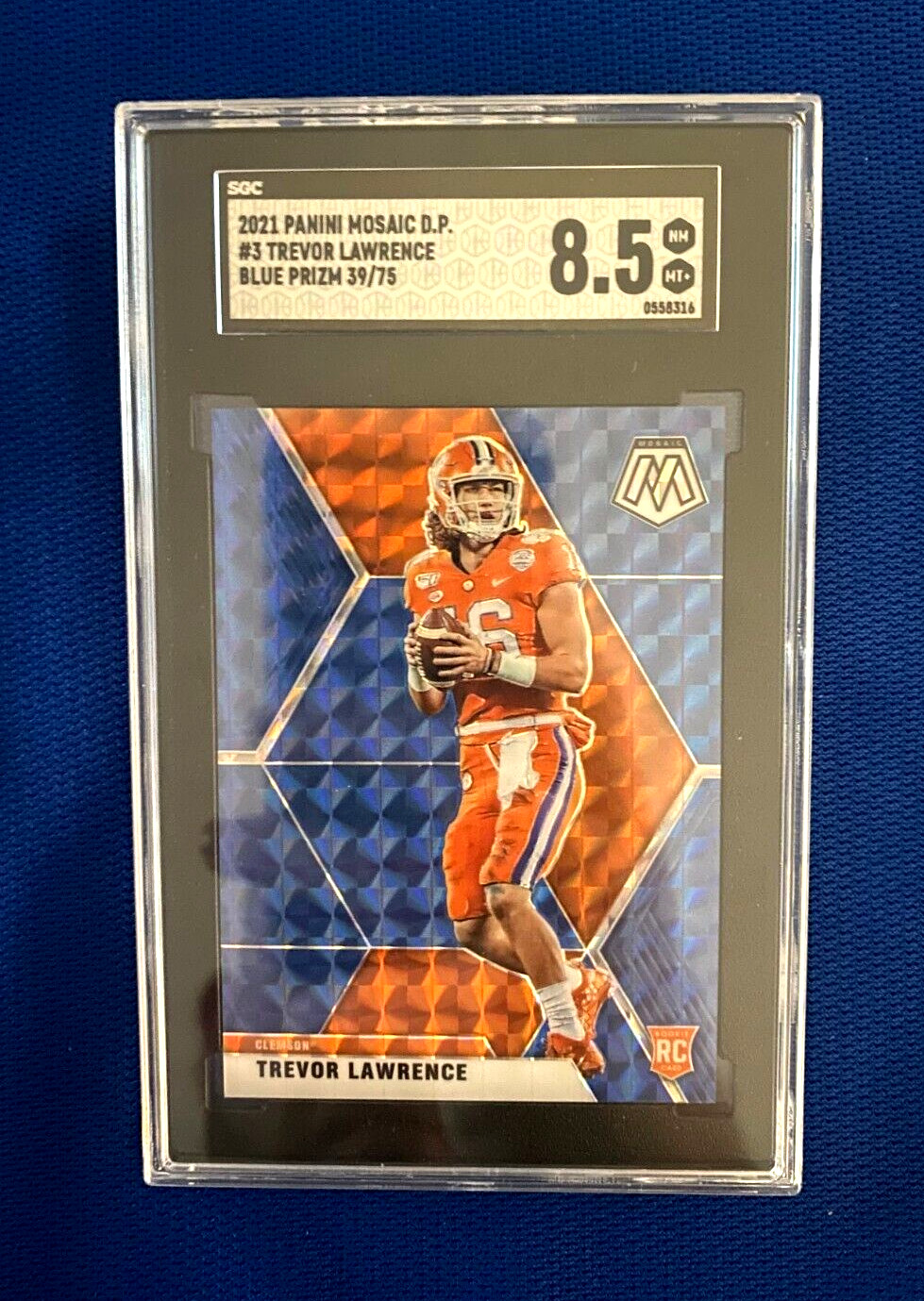 2021 PANINI MOSAIC D.P. TREVOR LAWRENCE BLUE PRIZM RC CARD 39/75 SGC 8.5 NM-MT+