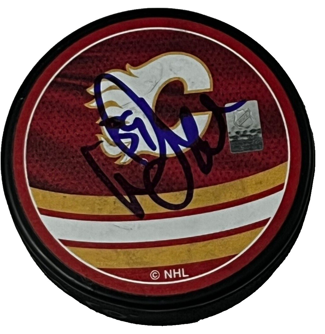 DOUG GILMOUR signed (CALGARY FLAMES) Hockey puck BECKETT BAS BL63984