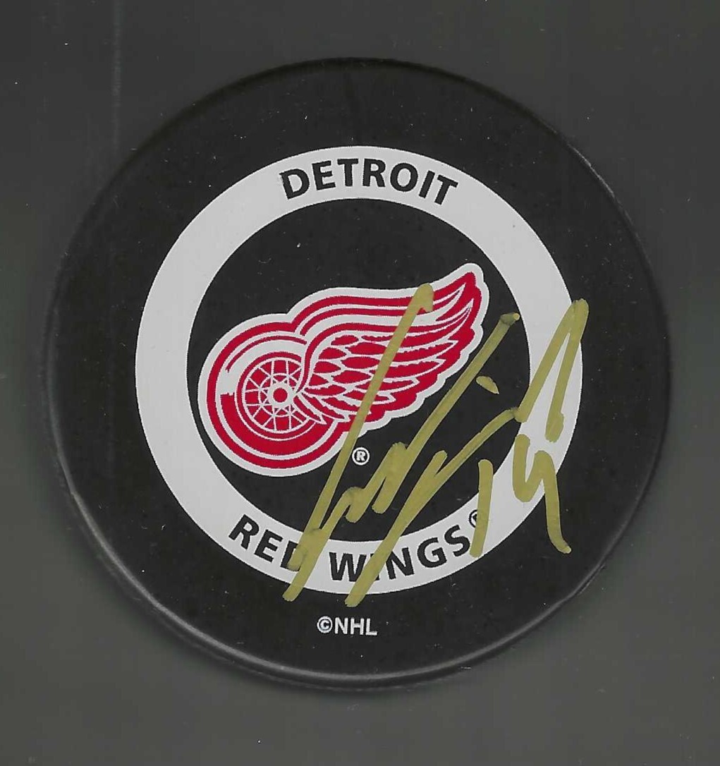 Gustav Nyquist Signed Detroit Red Wings Official Game Puck Signed In Gold