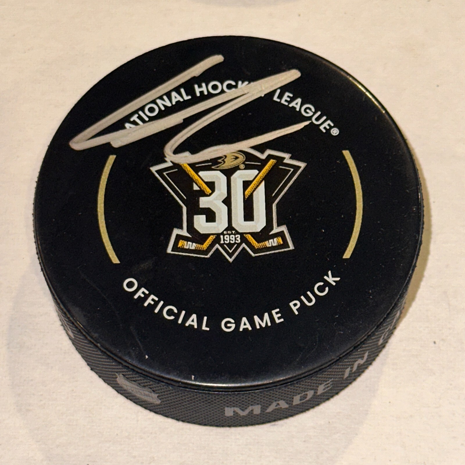 LEO CARLSSON Signed Anaheim DUCKS 30th Anniv Official GAME Puck Beckett (BAS)