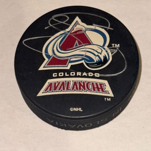 JOE SAKIC SIGNED COLORADO AVALANCHE PUCK BECKETT BAS COLLECTIBLE MEMORABILIA