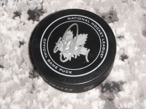 TORONTO MAPLE LEAFS DOUG GILMOUR SIGNED OFFICAL GAME PUCK COLLECTIBLE MEMORABILIA