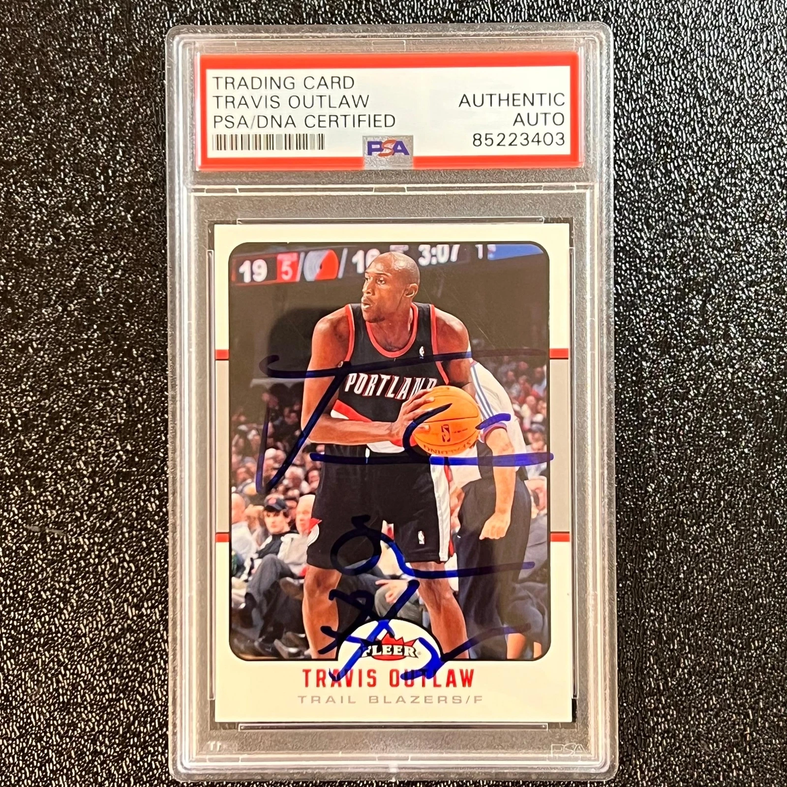 2006-07 NBA Fleer #25 Travis Outlaw Signed Card AUTO PSA Slabbed Portland Trail