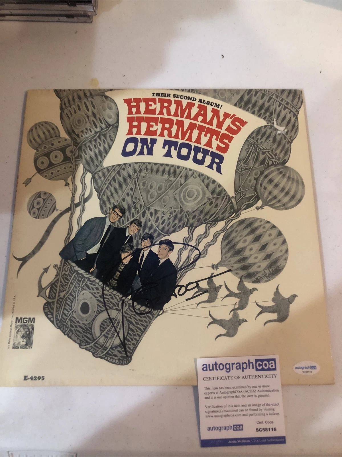 PETER NOONE HERMANS HERMITS SIGNED AUTOGRAPH VINYL ALBUM ACOA ON TOUR RECORD