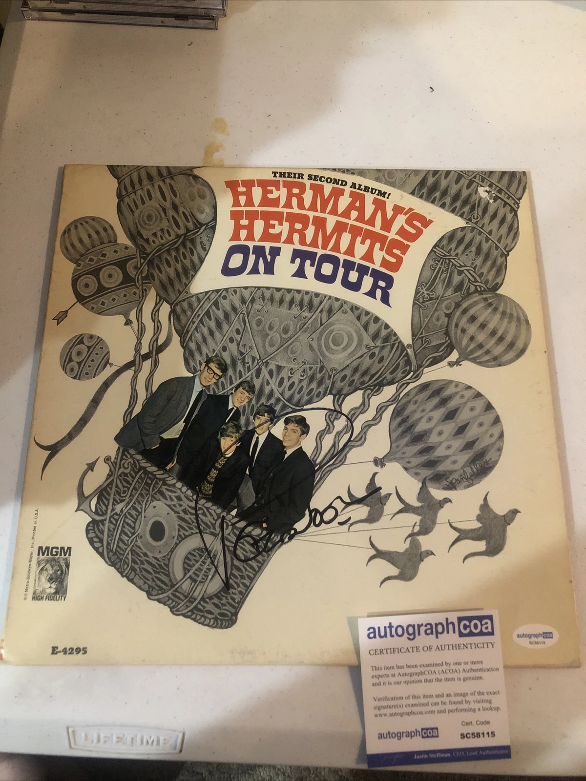 PETER NOONE HERMANS HERMITS SIGNED AUTOGRAPH VINYL ALBUM ACOA ON TOUR RECORD