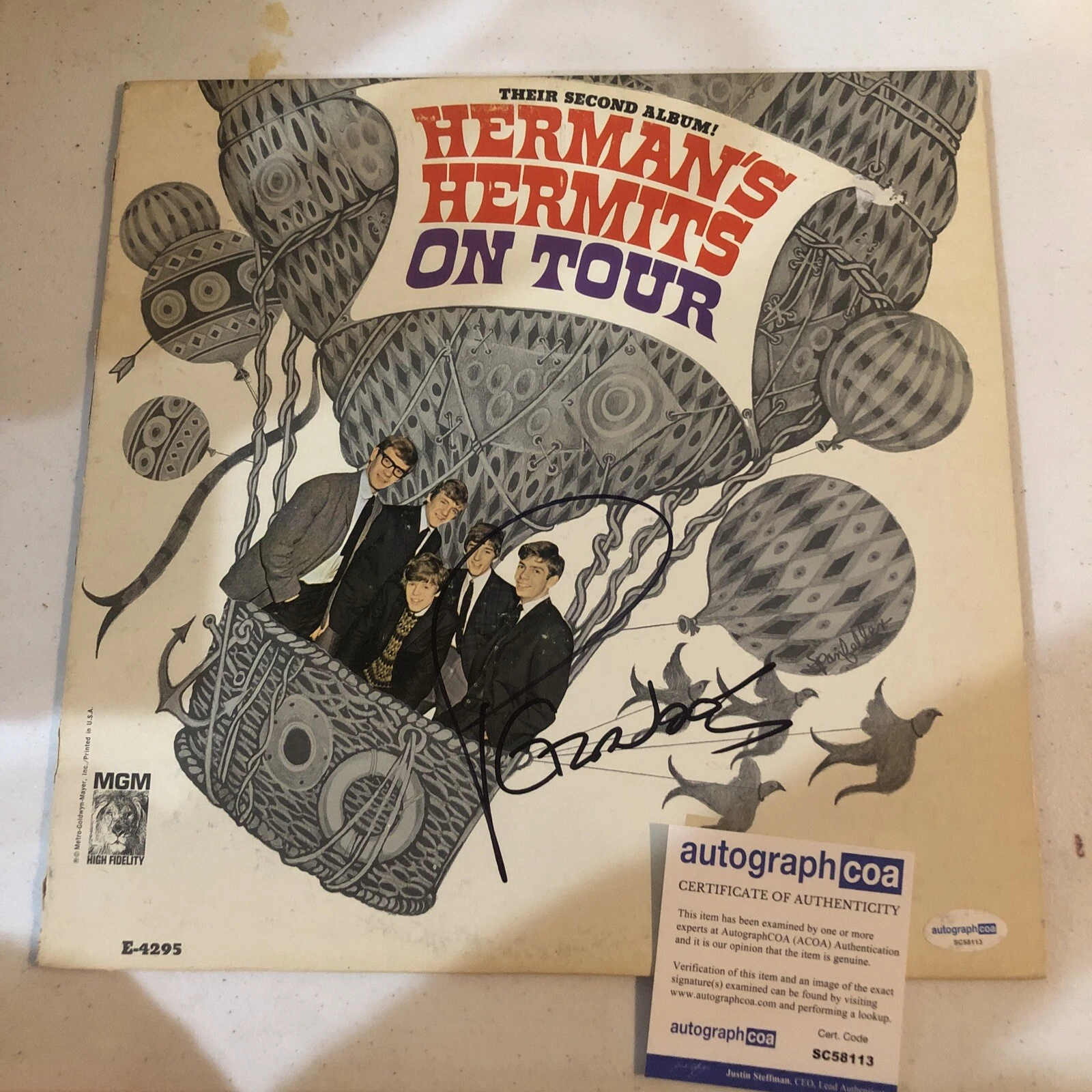 PETER NOONE HERMANS HERMITS SIGNED AUTOGRAPH VINYL ALBUM ACOA ON TOUR RECORD