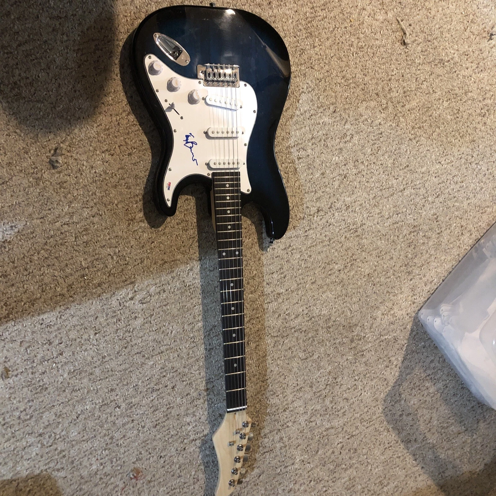 TONY BENNETT SIGNED AUTOGRAPH STRAT ELECTRIC GUITAR PSA COA 38” POP STAR