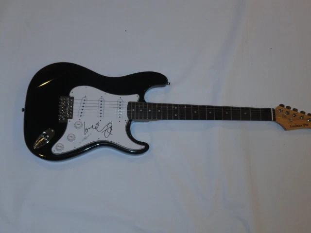 COMMON SIGNED BLACK ELECTRIC GUITAR RAPPER ACTOR SUPERSTAR RARE COLLECTIBLE MEMORABILIA
