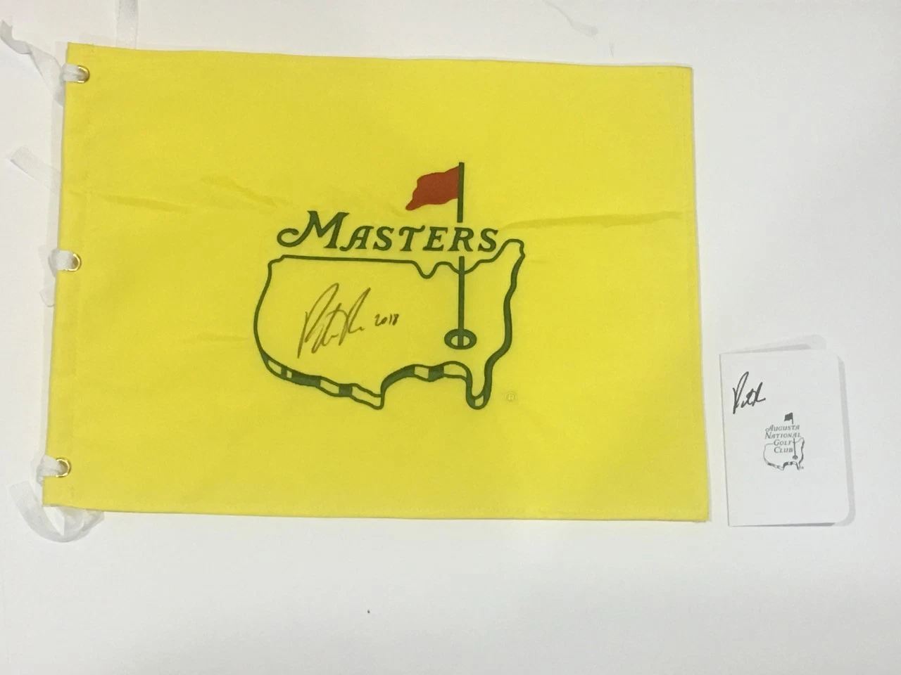 PATRICK REED SIGNED UNDATED MASTERS FLAG & SCORECARD 2018 INSCRIPTION CHAMPION