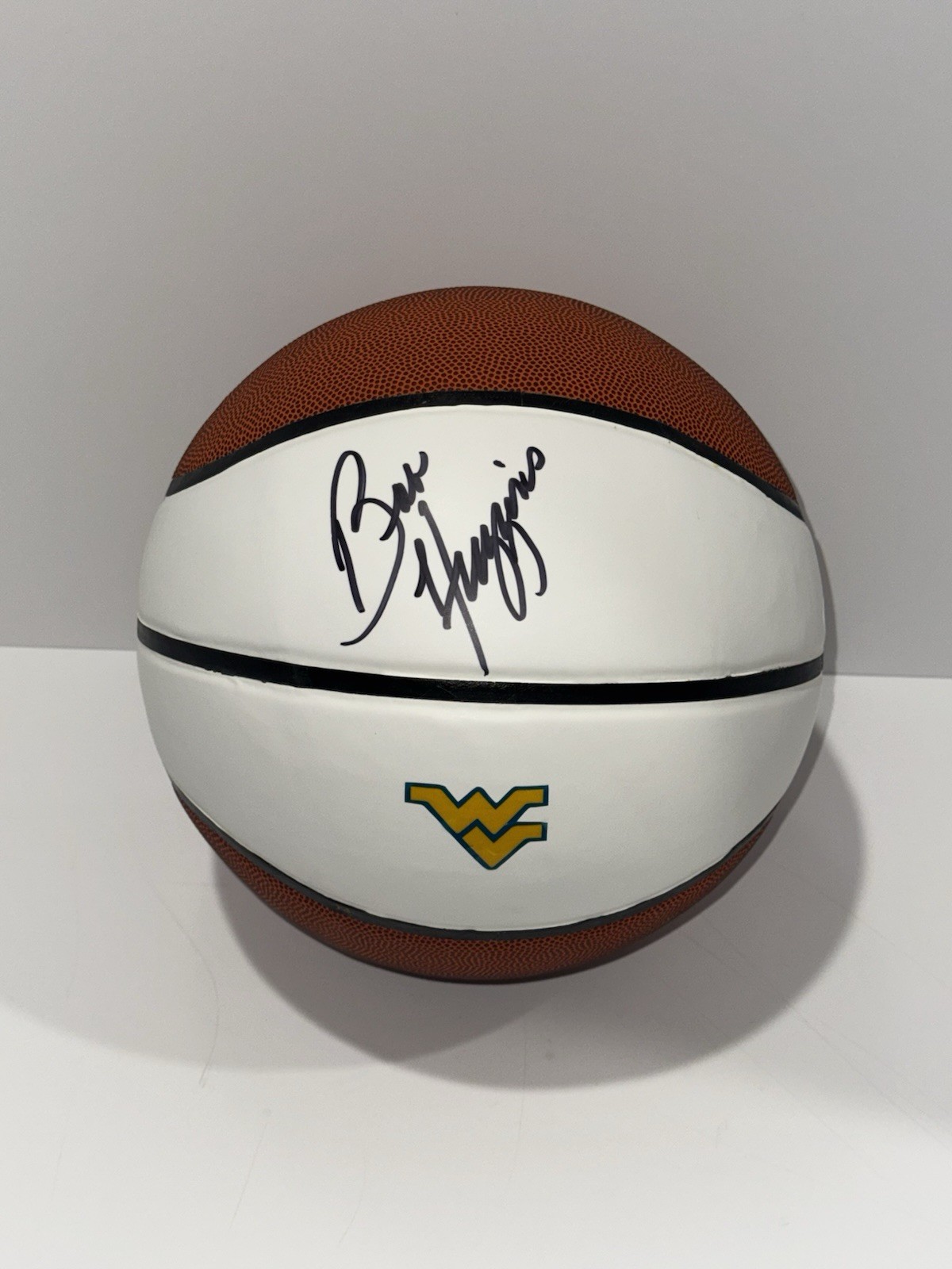 BOB HUGGINS SIGNED BASKETBALL WEST VIRGINIA MOUNTAINEERS BOBBY PROOF JSA COA